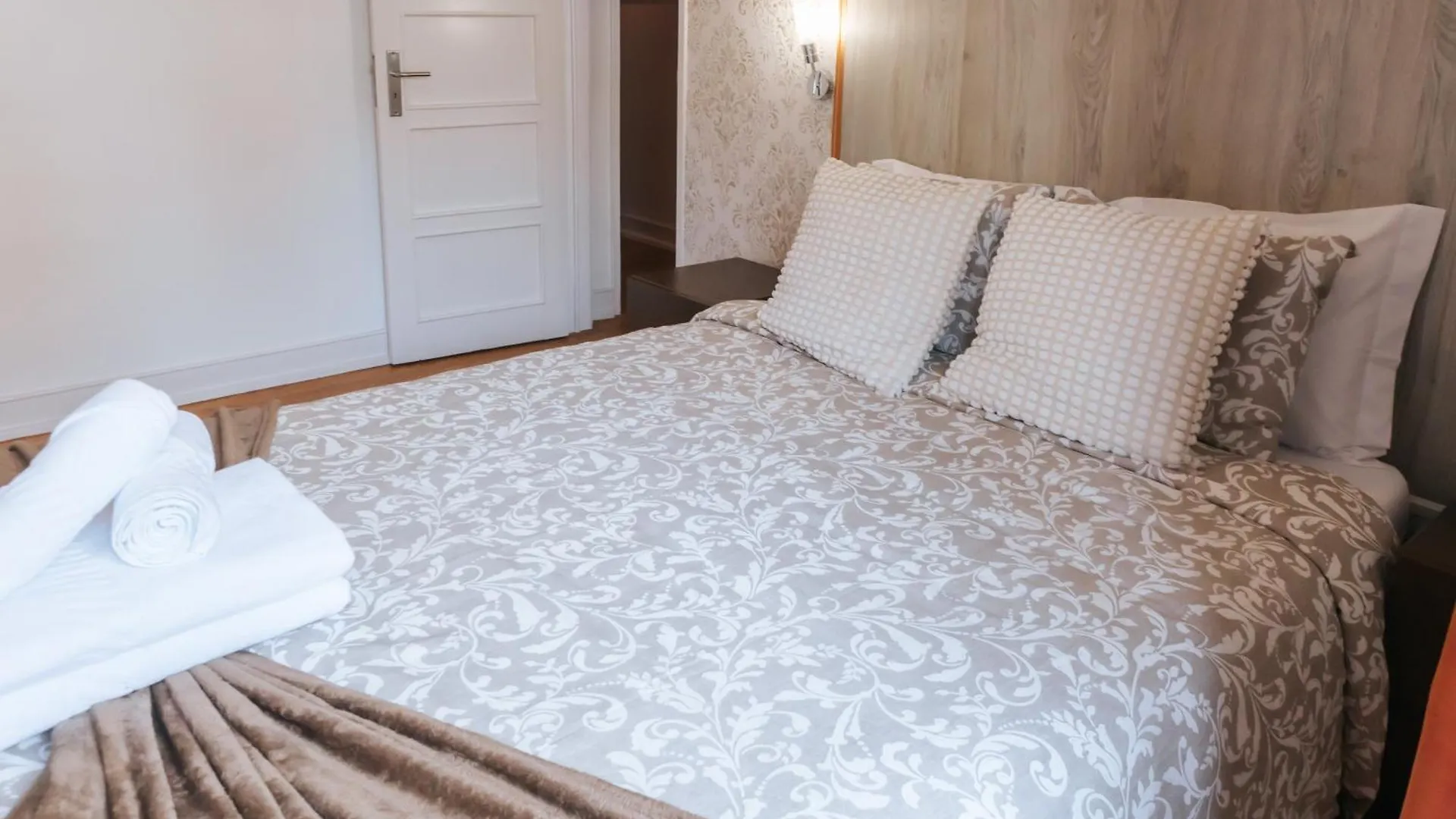 Homestay Aquilla Family Room 304 Lisbon Portugal